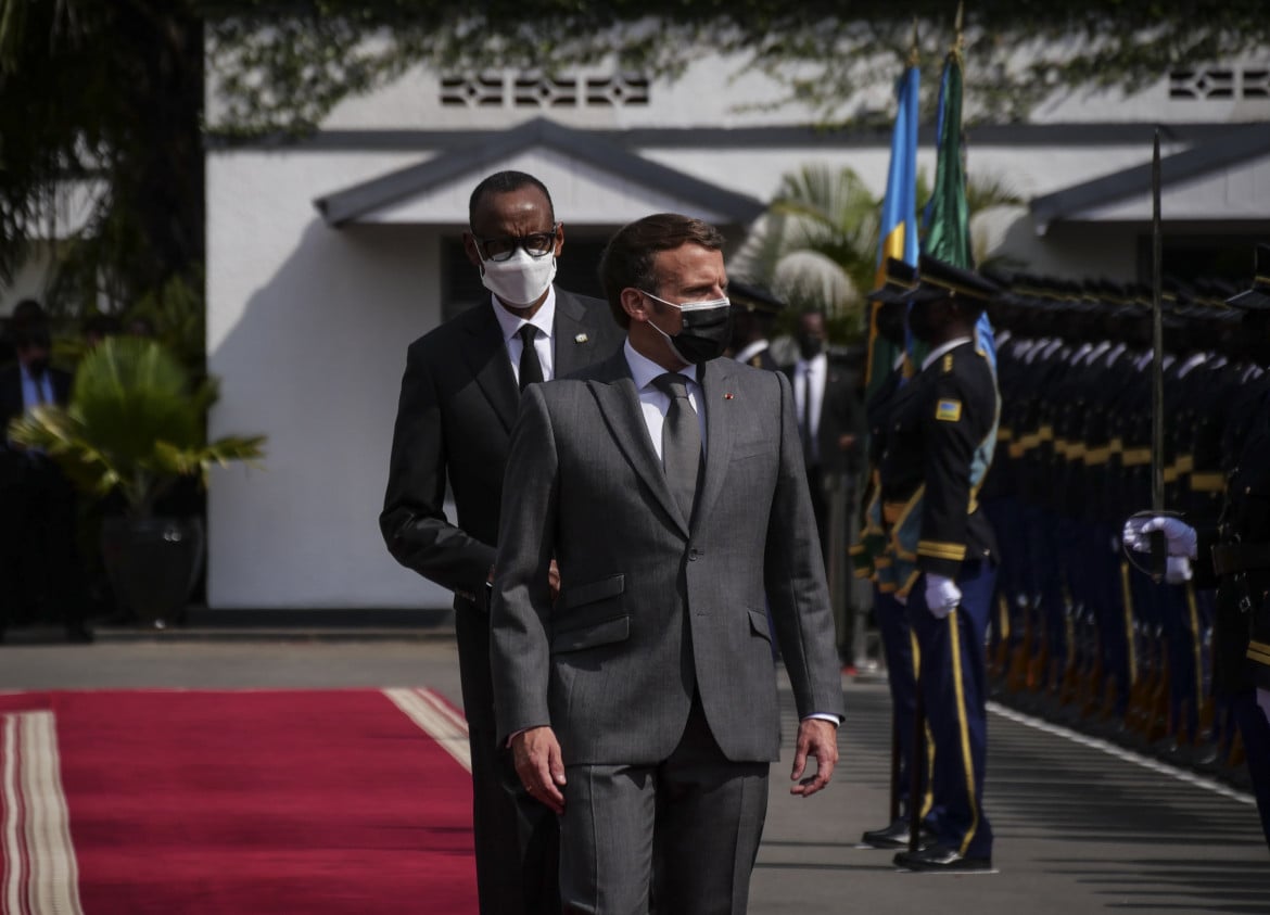 Macron equilibrista in Ruanda, cerca  il perdono senza scuse