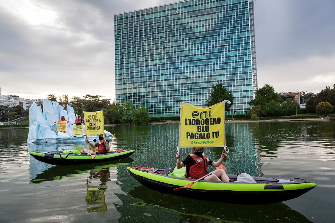 Protesta di Greenpeace: «Eni fa solo greenwashing e punta ancora su gas fossile e petrolio»