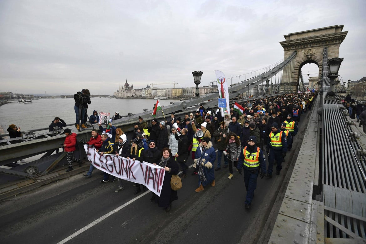 Ungheria, la Corte costituzionale blocca la “legge schiavitù”: va riscritta