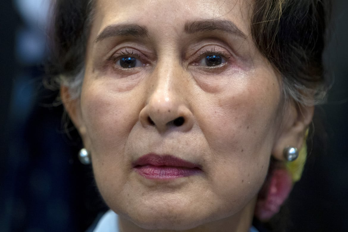 La giunta inaugura il processo farsa a San Suu Kyi