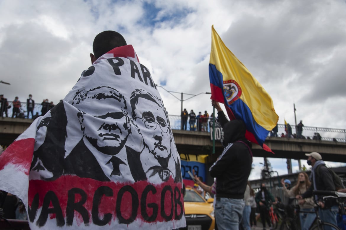 Entrata a gamba tesa di Uribe, in Colombia salta tutto