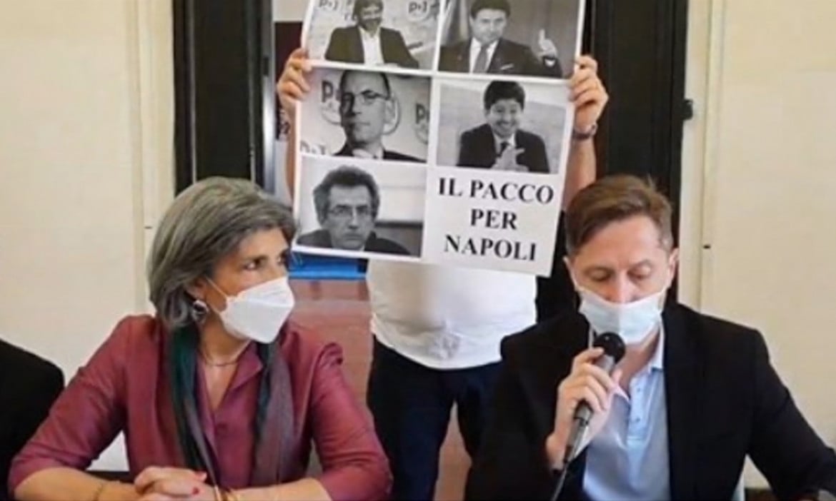 Napoli, lo strappo dei consiglieri 5S: «No alle alleanze, pronti alla battaglia legale per il simbolo»