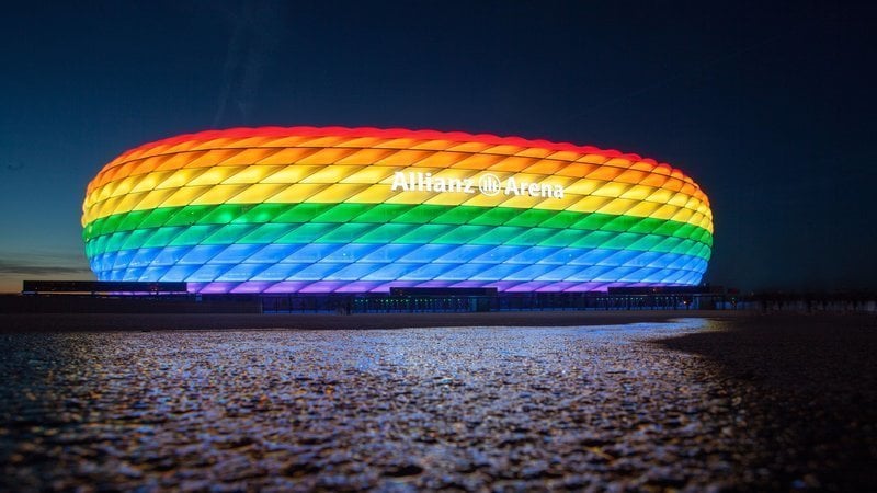 Contro l’Uefa, la Germania colora gli stadi con l’arcobaleno