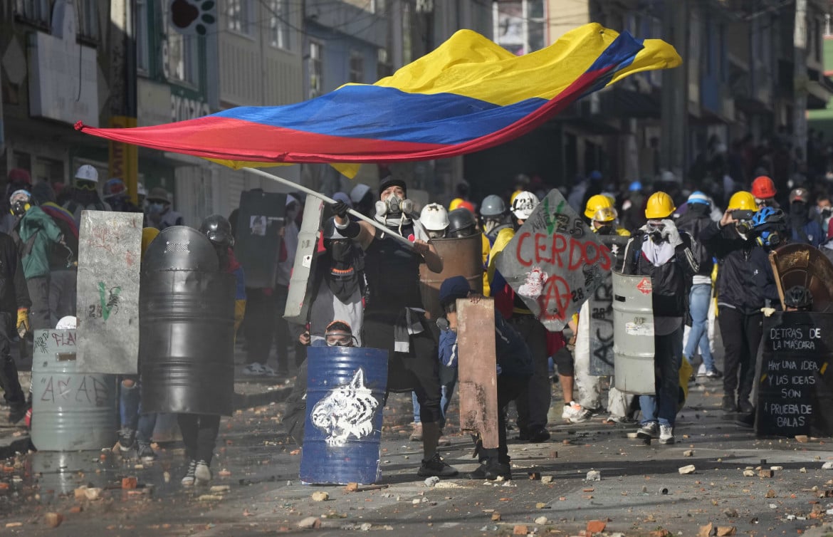 Violenze e abusi del governo colombiano non fermano l’alternativa a Duque nelle strade