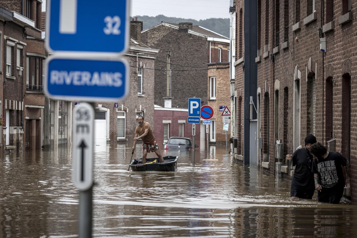 Belgio: almeno 23 vittime, migliaia gli sfollati