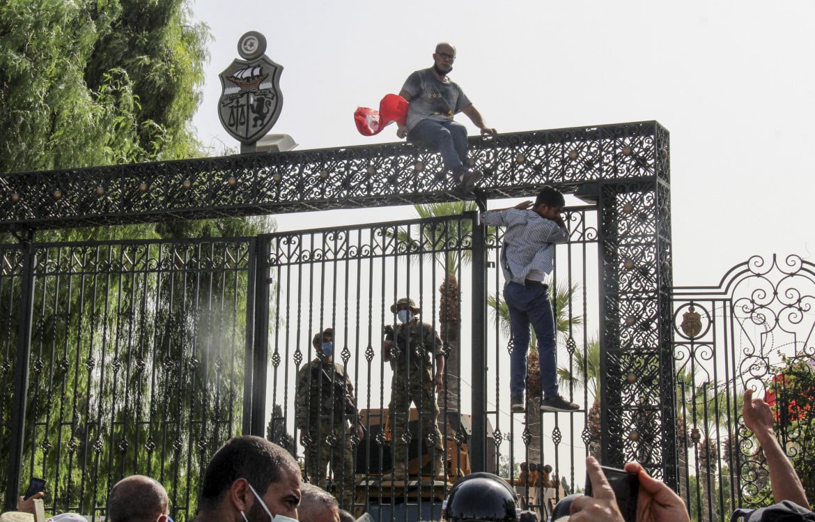La Tunisia dalla piazza ai palazzi: governo e parlamento sospesi