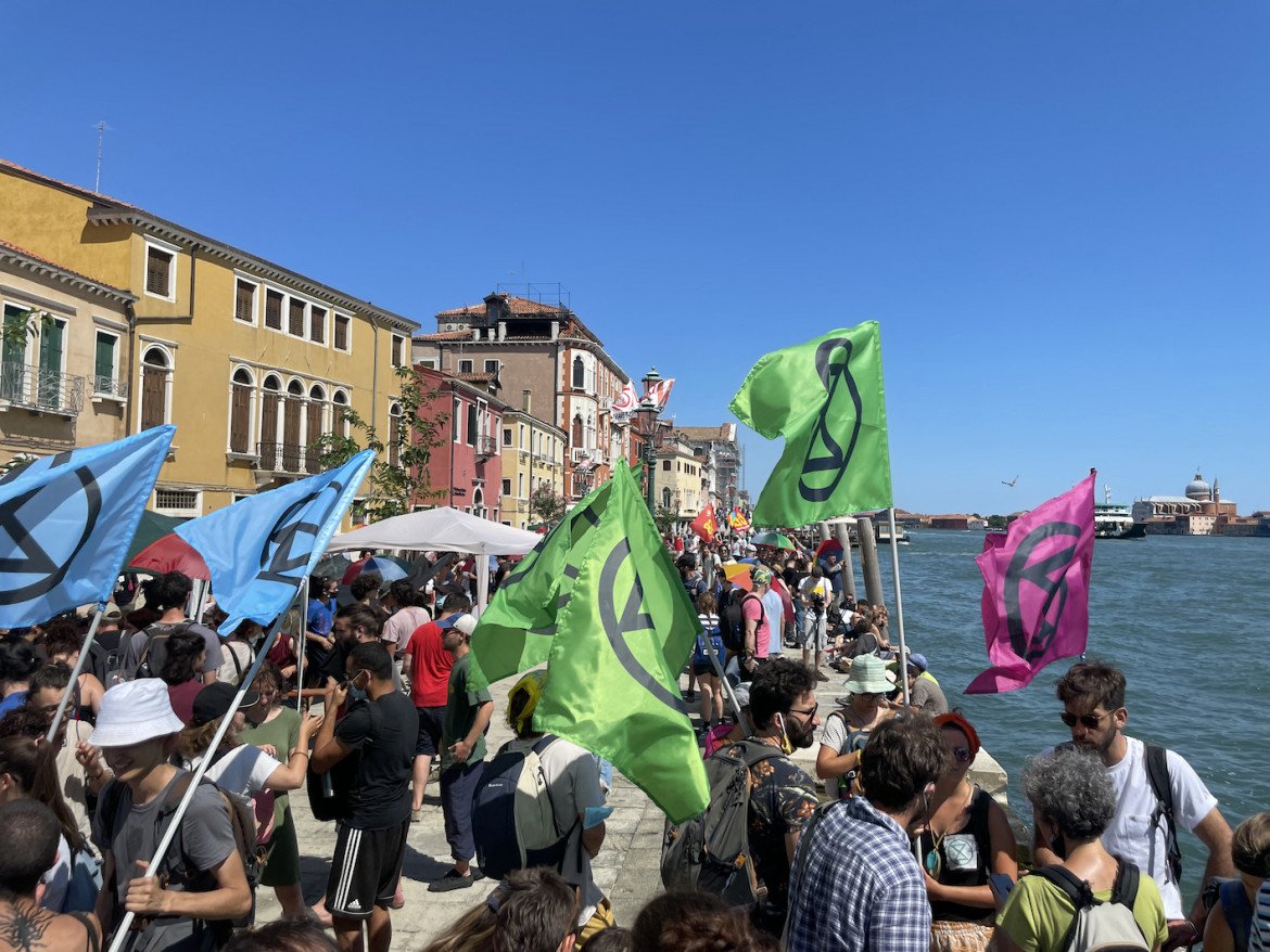 La marea in protesta: sfida a caldo e cariche della polizia