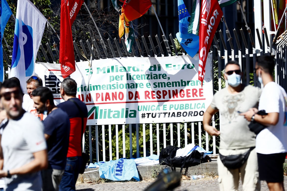Decollo Ita: delocalizzazioni e «ricatti» a lavoratori e a Alitalia