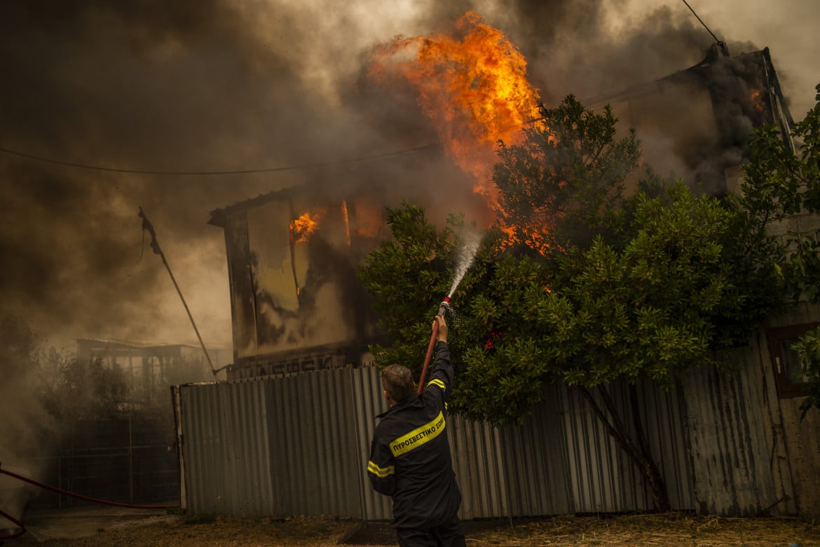 Grecia, caldo e vento alimentano gli incendi. Governo sotto accusa