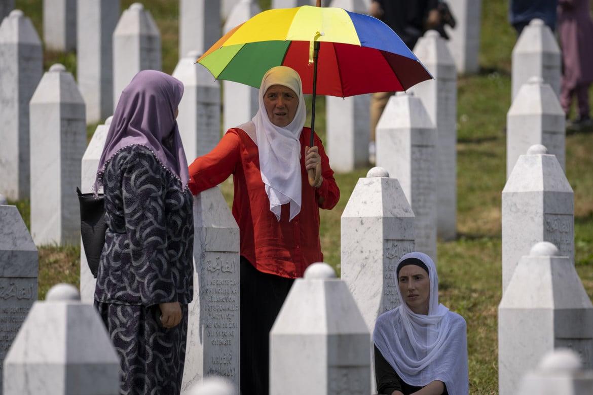 «Negare Srebrenica è reato». Scontro sulla memoria