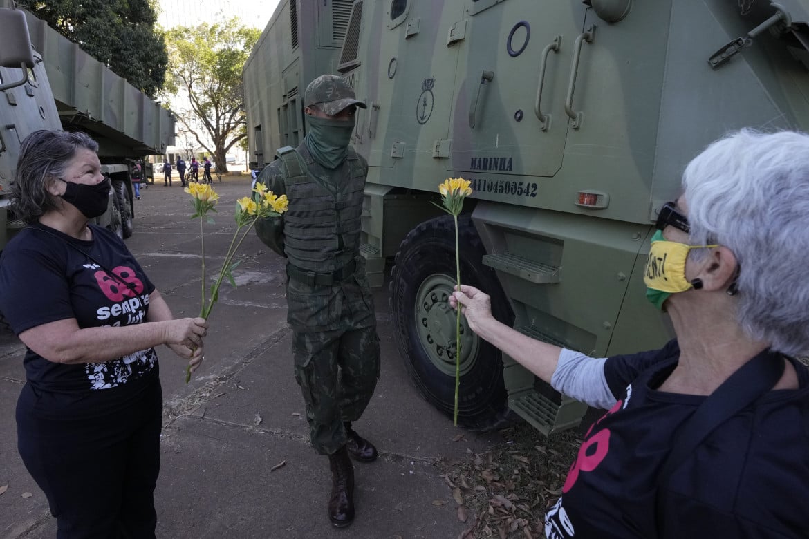 Bolsonaro rigetta il Brasile nell’incubo: carri armati nella capitale