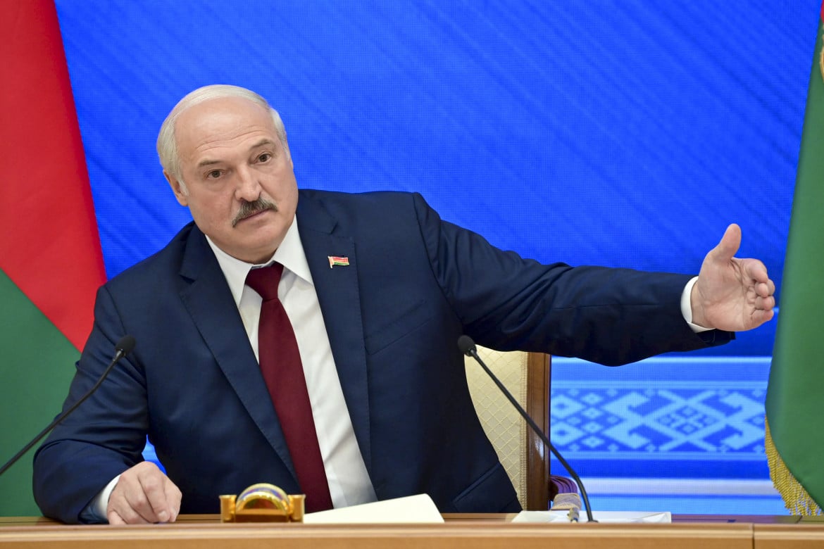 Otto ore di diretta di Lukashenko. E arrivano aiuti da Mosca