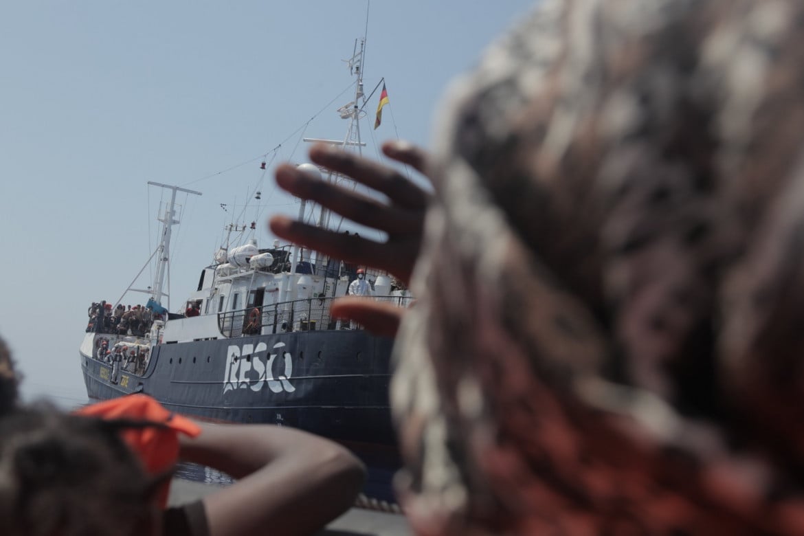 La nave ResQ chiede il porto all’Italia: «Migranti stremati»