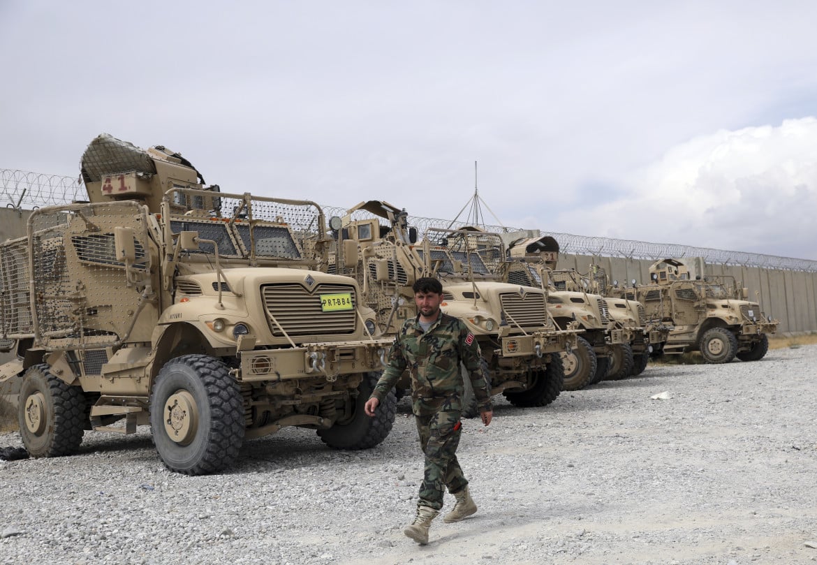 Emergenza imprevista, mezza flotta afghana e 600 soldati chiedono asilo