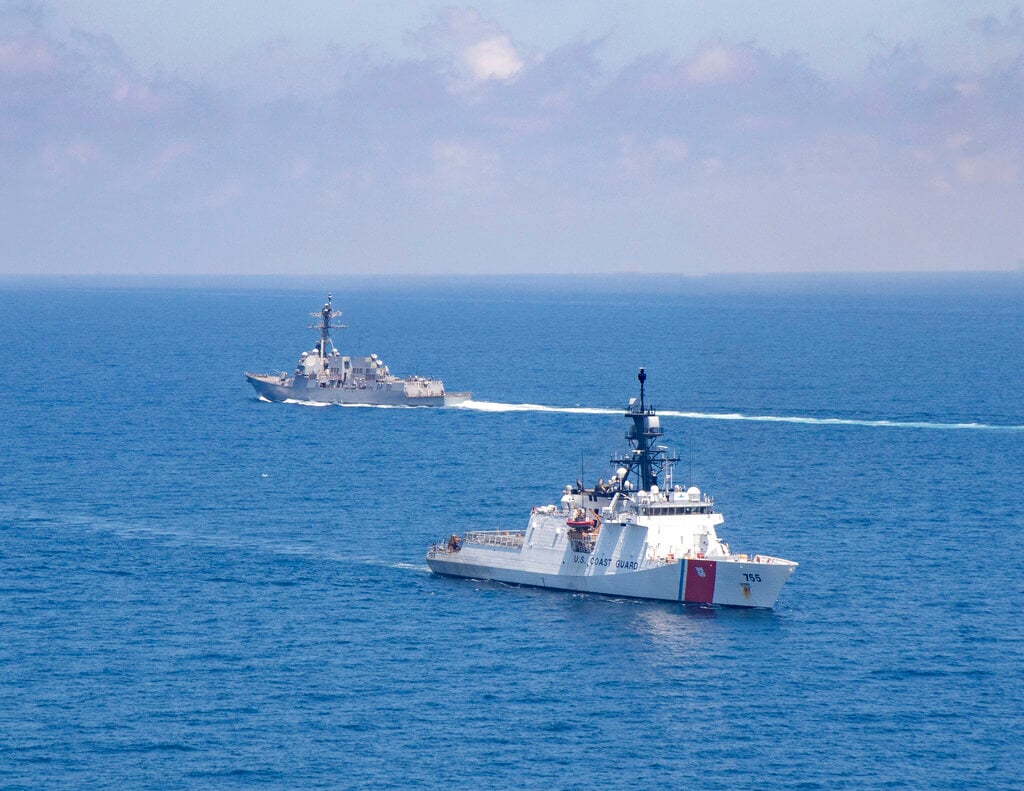 Due navi da guerra statunitensi sfilano nello stretto di Taiwan