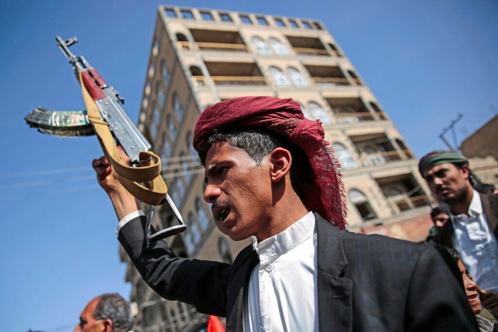 Missili sulla base più grande, governo e secessionisti uniti contro gli Houthi
