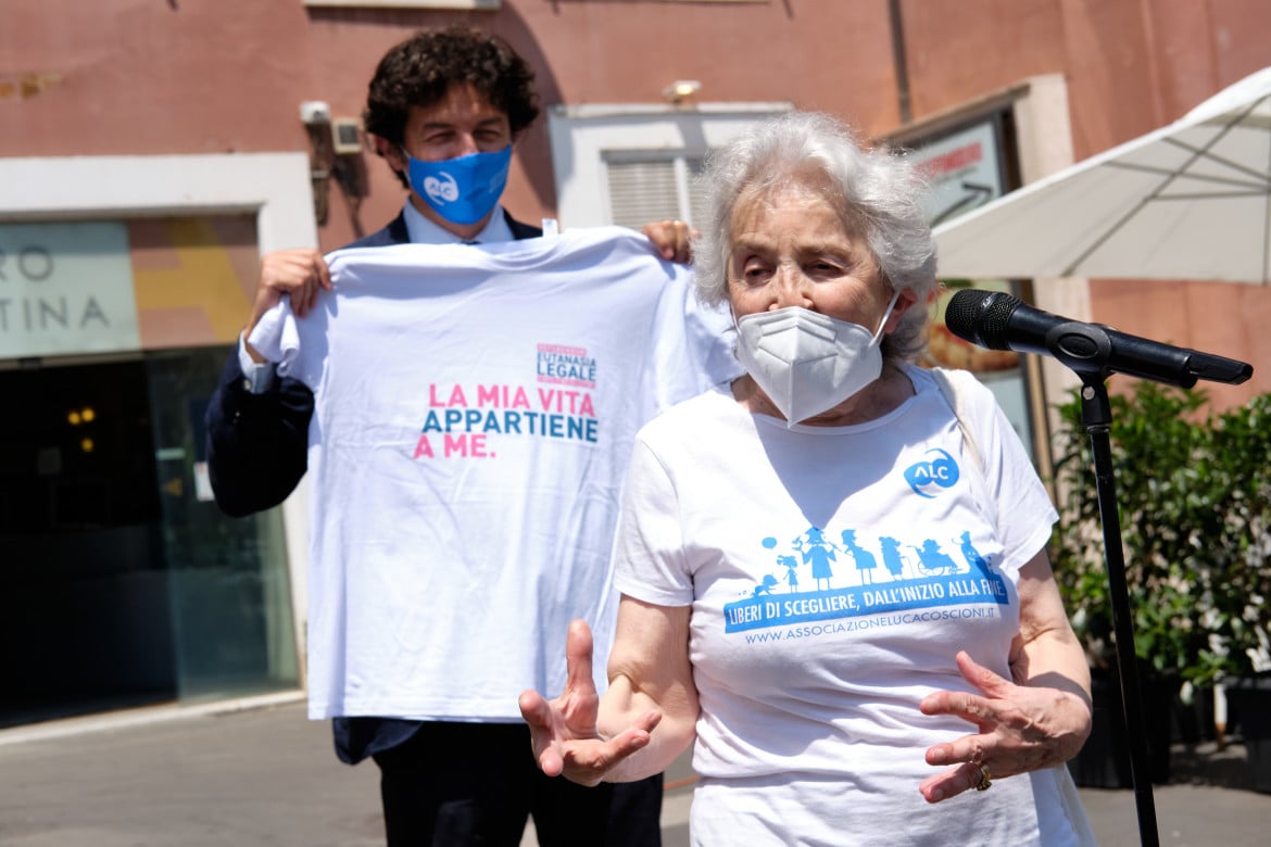 Referendum sull’eutanasia, superate le 500mila firme: «Non ci fermiamo»