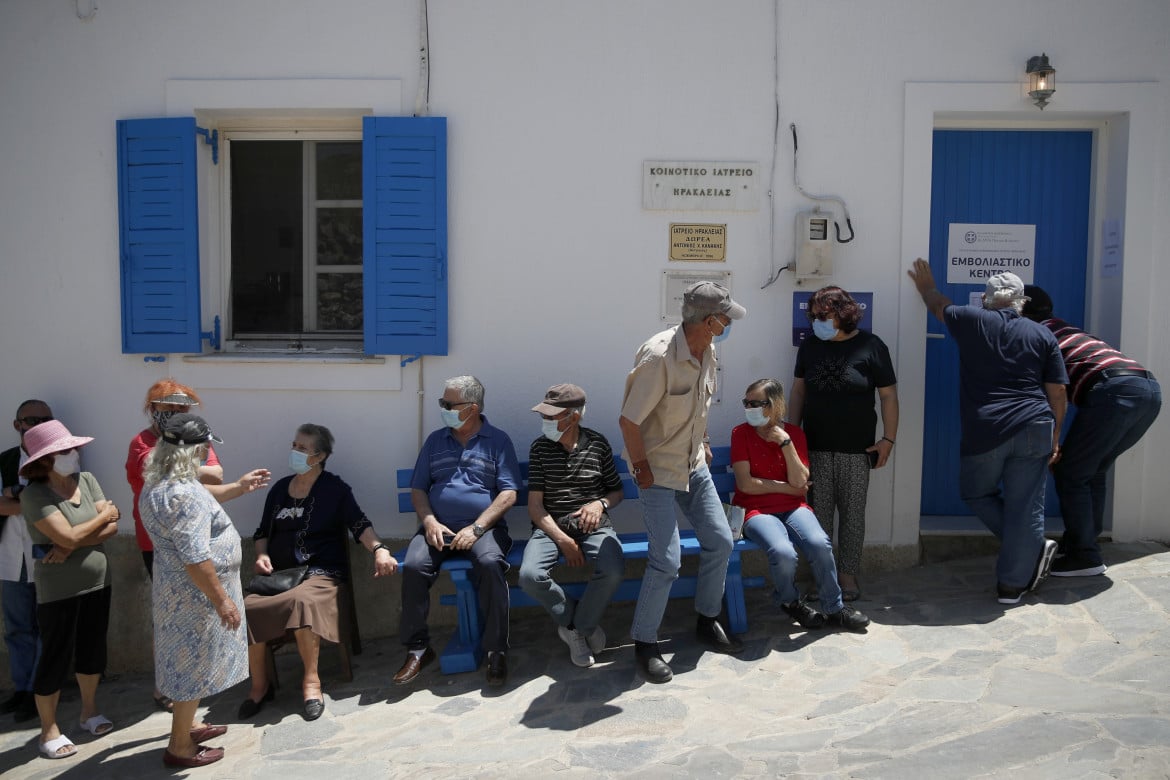 Grecia, stretta sui vaccini. Ma non per militari e polizia
