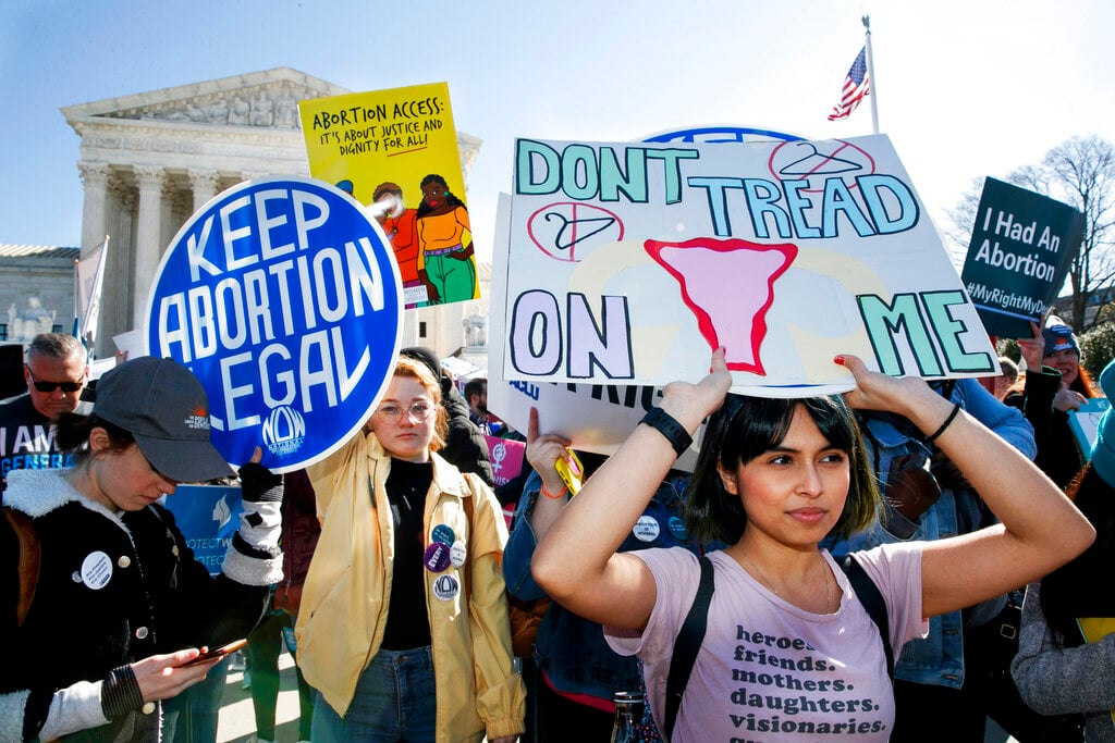 Texas contro le donne, vietato l’aborto dopo sei settimane