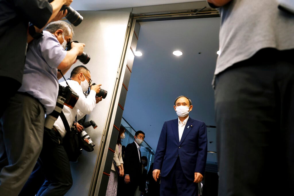 Il premier Suga si è sfilato, Tokyo cerca un nuovo leader