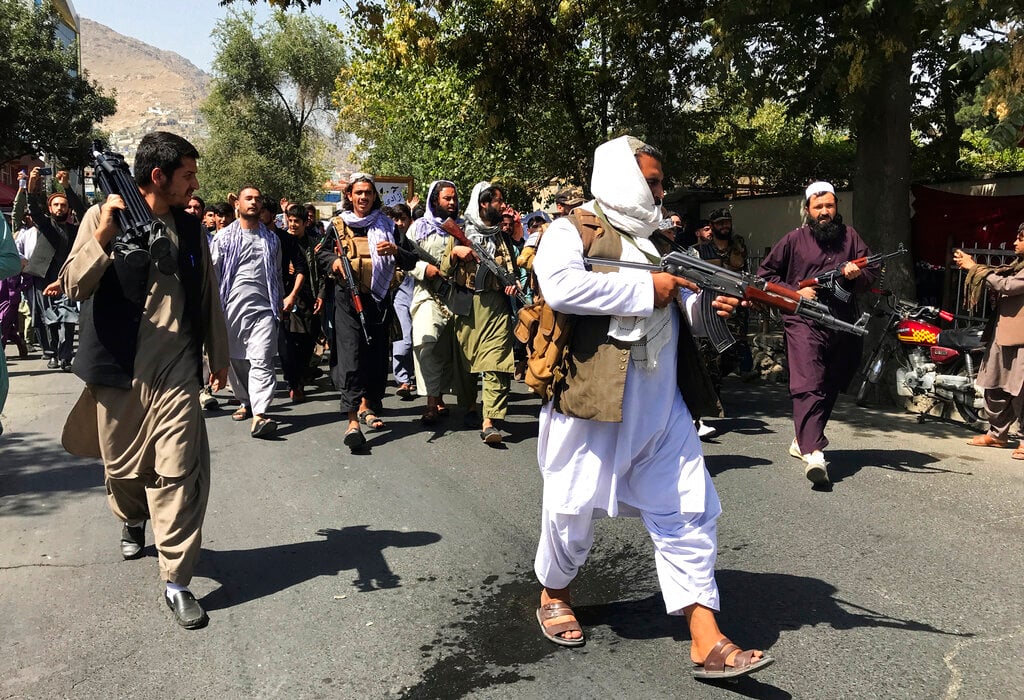 Kabul, botte e spari contro le proteste. Poi il «nuovo» governo