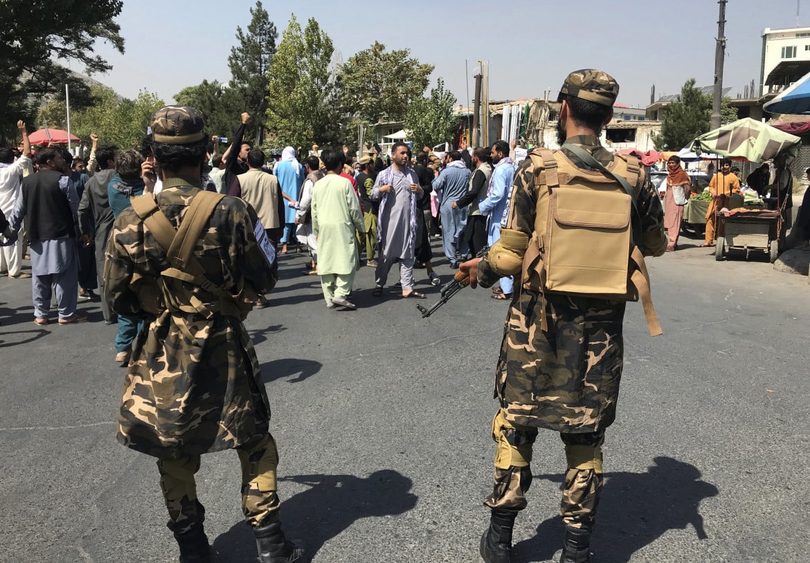 Le prime mosse del governo talebano: no a manifestazioni
