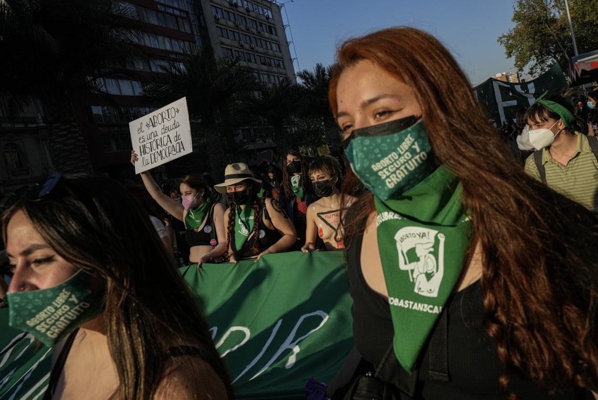 Cile, alla Camera vincono le donne: sì all’aborto