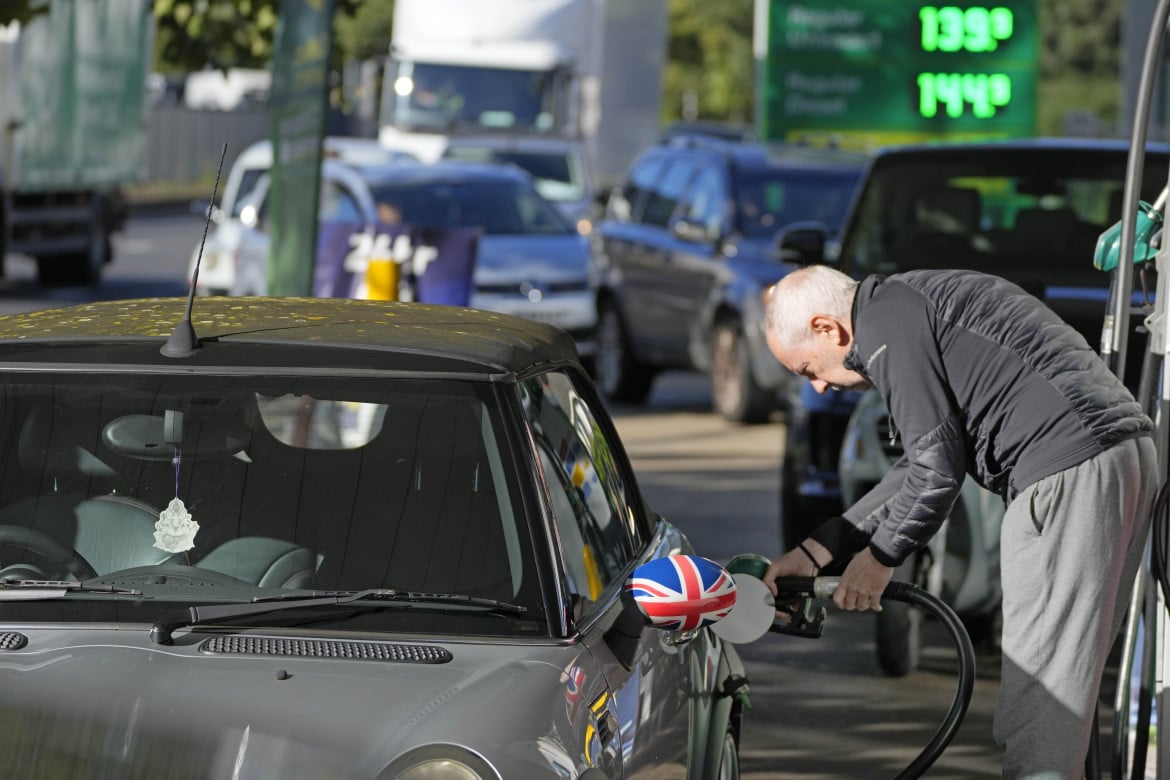 Crisi del carburante,  Johnson chiama i militari