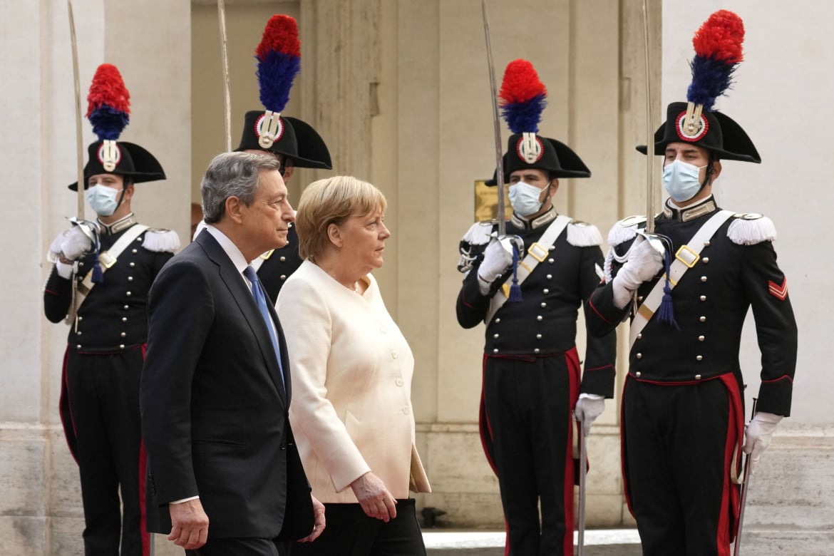 «Draghi è il garante dell’euro» Ma Merkel frena sull’Unione