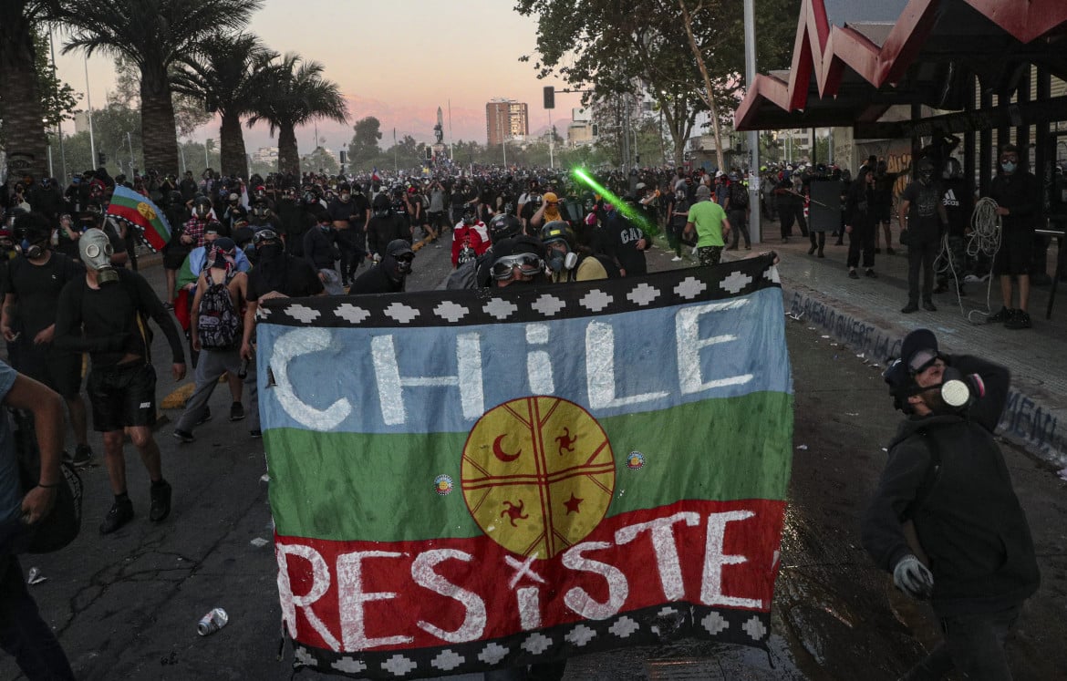 A due anni dalla rivolta il Cile di nuovo in piazza: non si torna indietro