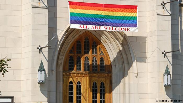 Indagine senza sconti sullo sguardo della Chiesa sull’omosessualità