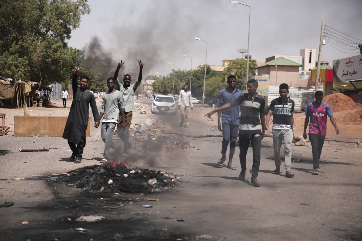 Burhan usa il bastone e la carota, il Sudan non si rassegna al golpe