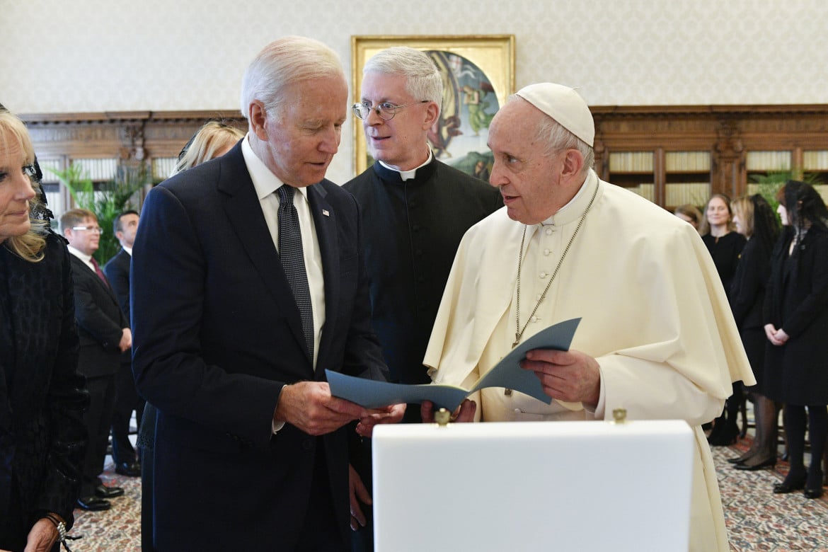 Biden al soglio del papa: nuovo inizio dopo l’era Trump