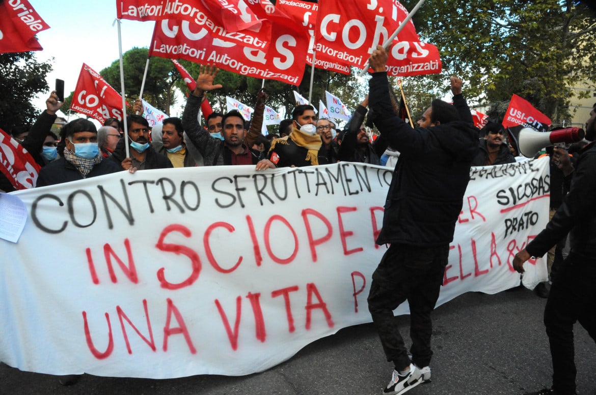 In tremila nella piazza fiorentina: “Insorgiamo per il futuro”