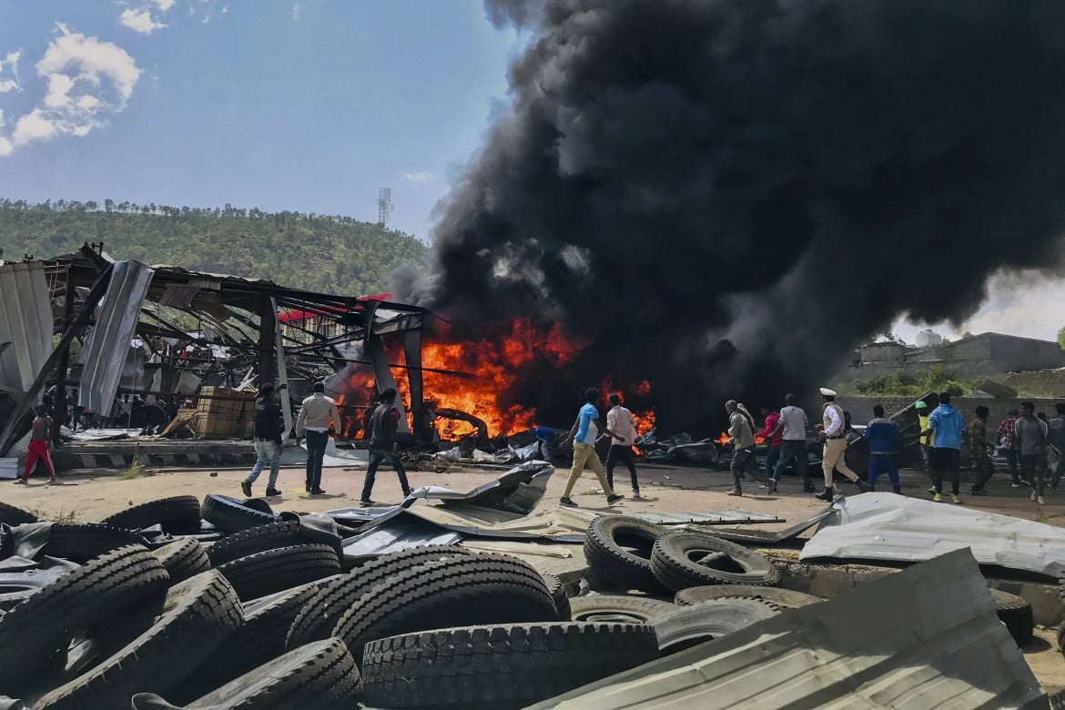 Addis Abeba ammette i raid su Mekelle. Sul terreno è guerra aperta