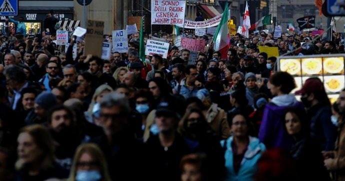 No pass, a Milano in migliaia al grido «Resistenza»