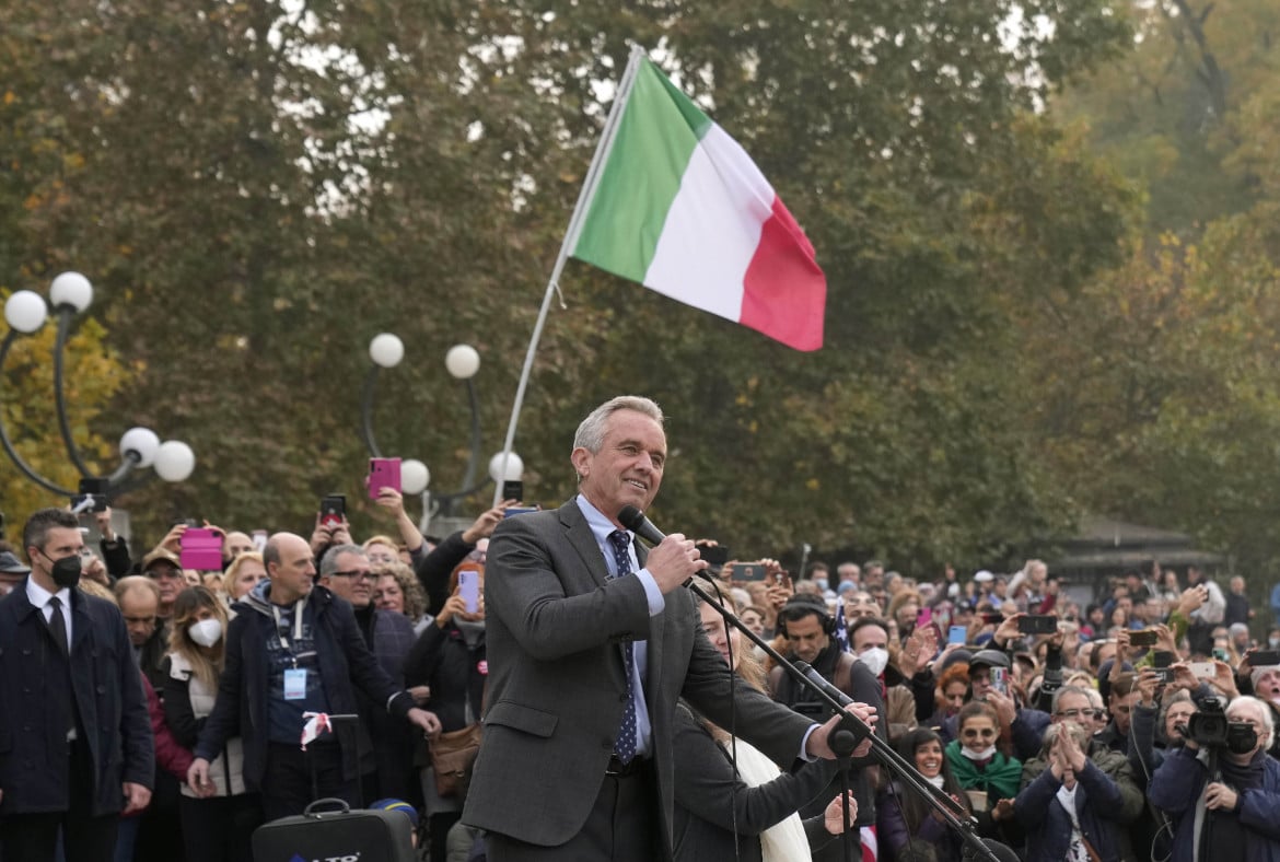 Milano si fa in due: centinaia in corteo, migliaia da Kennedy