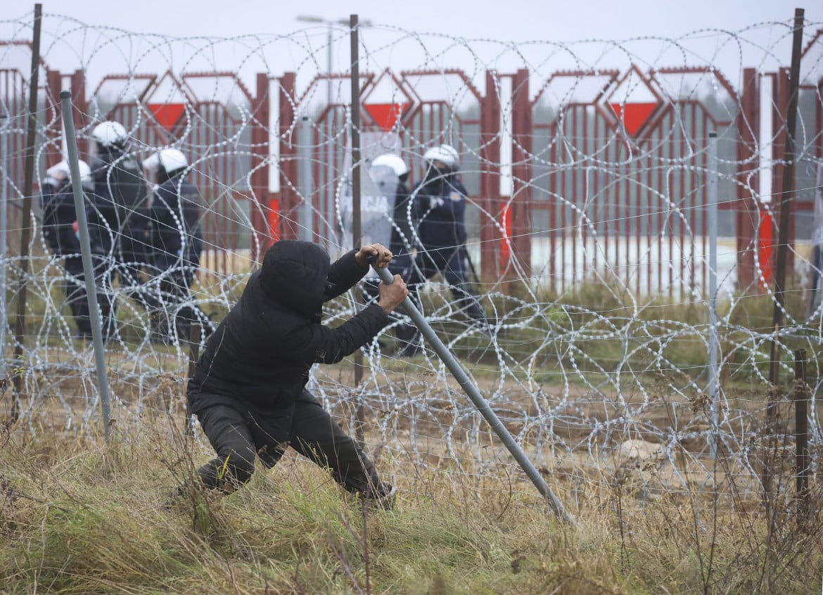 Guerriglia al confine. Lacrimogeni contro i migranti