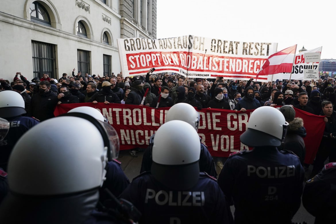 A Vienna sfilano neonazisti e «pensatori trasversali»