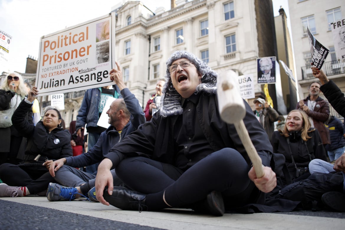 Dobbiamo salvare Julian Assange