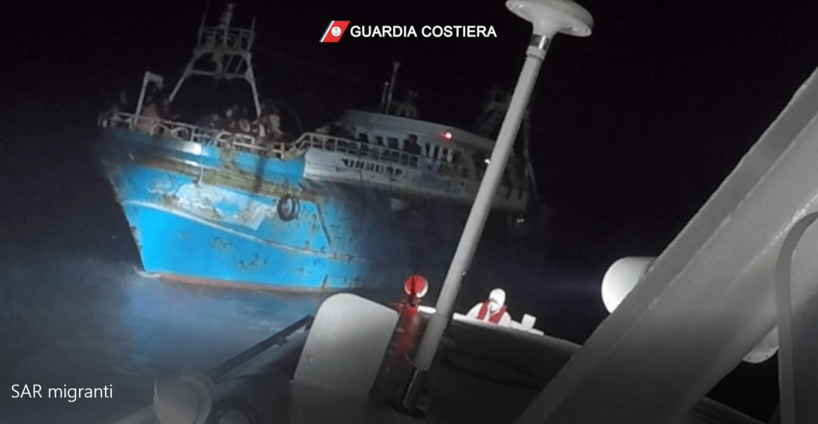 Migranti, 75 muoiono in mare. La Guardia costiera ne salva 420