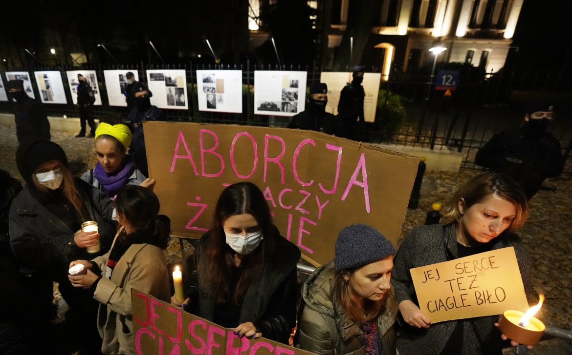 Il Parlamento Ue chiede la revoca della legge polacca sull’aborto