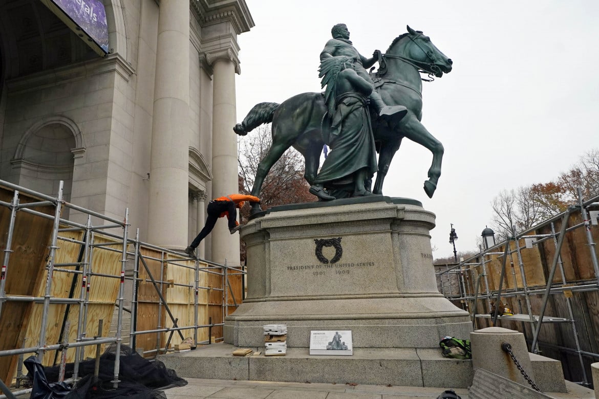 Una statua immobile nel movimento della Storia