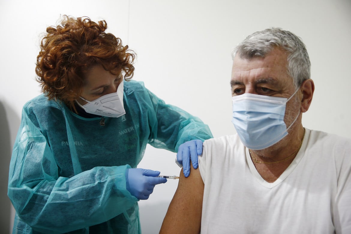 Brusaferro: «I vaccini hanno risparmiato 22 mila vite»