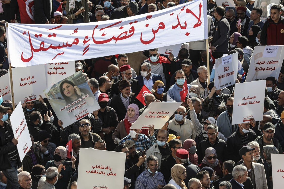 Tunisia, al voto tra un anno. Il parlamento resta sospeso