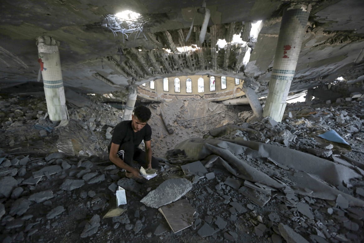 Una moschea a Khan Younis, Gaza, distrutta dai raid israeliani foto Yousef Masoud /Ap