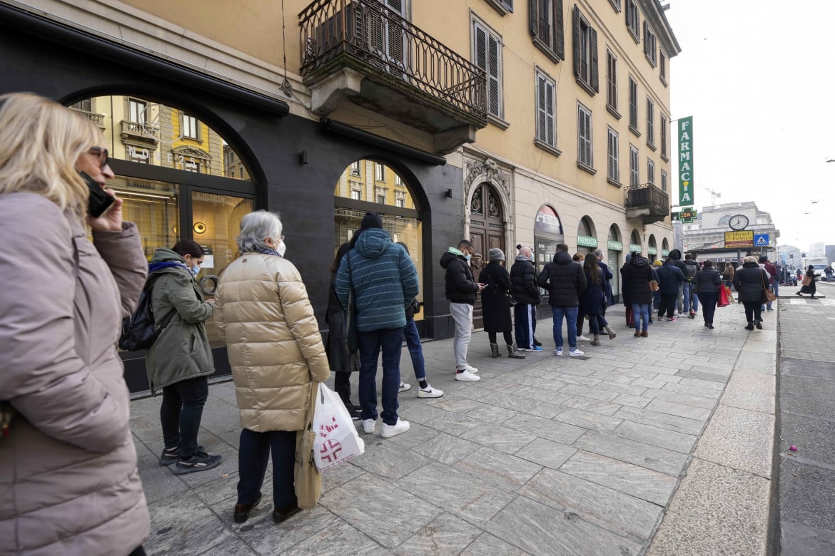 A Milano il sistema tamponi è nel caos, code di ore davanti a farmacie e ospedali