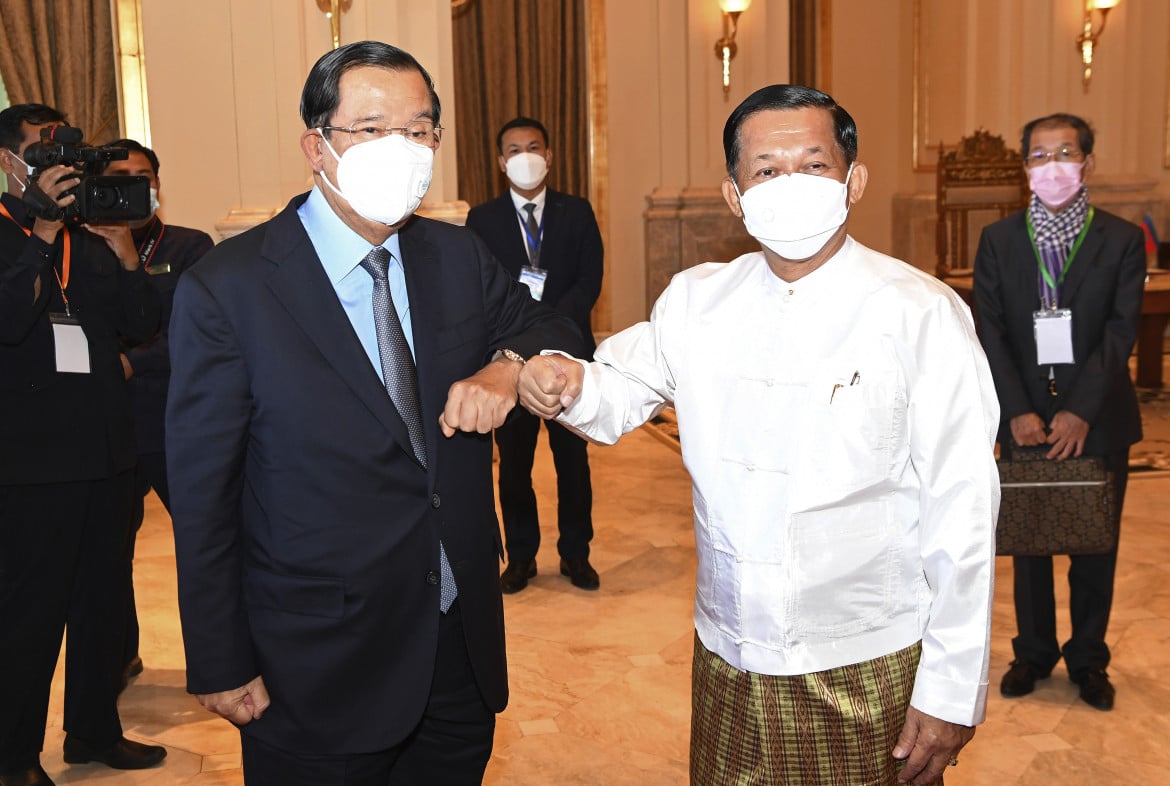 Hun Sen in Myanmar rompe il fronte  contro il golpe militare