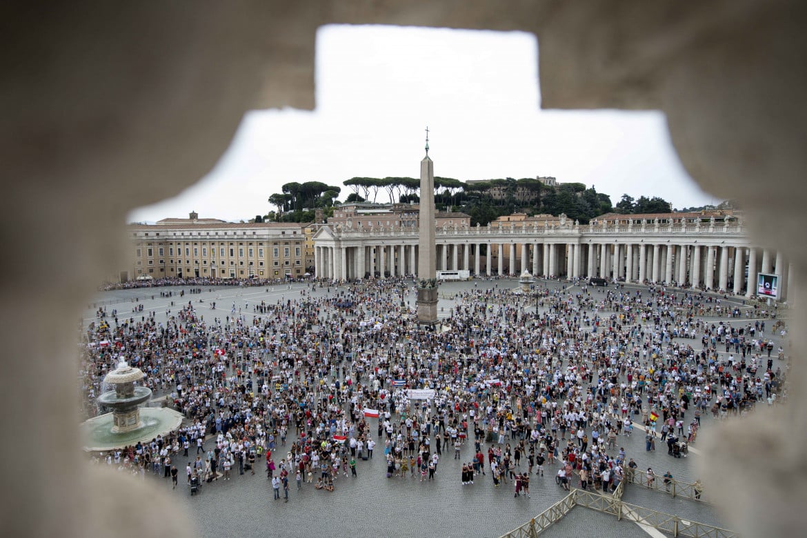 «Accogliere gratis», il papa boccia il decreto flussi