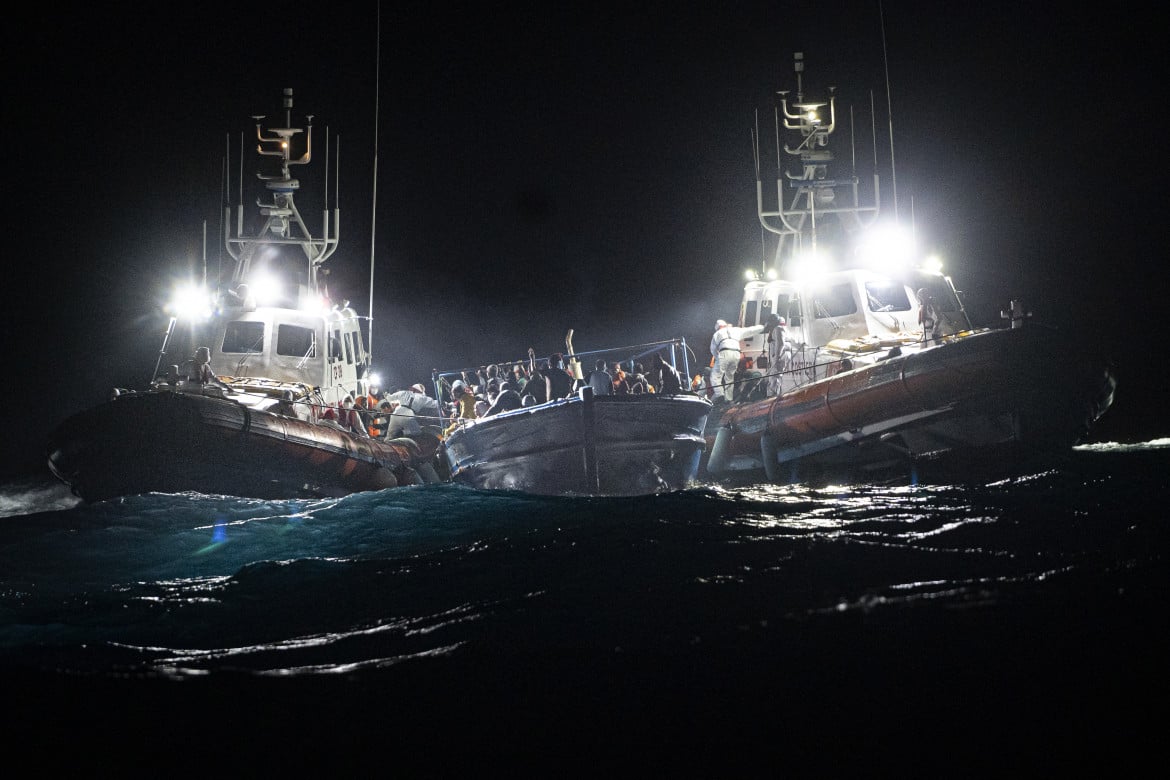 Sette migranti morti di freddo prima dell’arrivo a Lampedusa